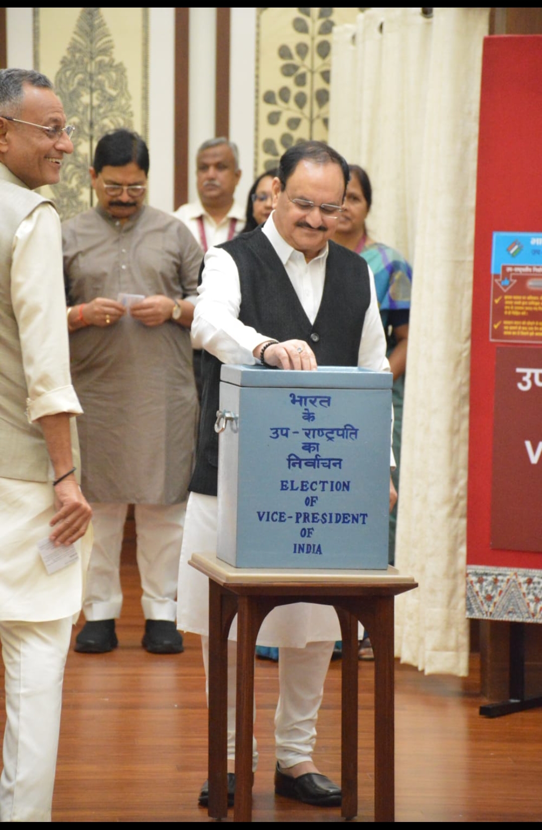 उपराष्ट्रपति चुनाव के लिए मतदान करते हुए जेपी नड्डा उपराष्ट्रपति चुनाव के लिए मतदान करते हुए जेपी नड्डा
