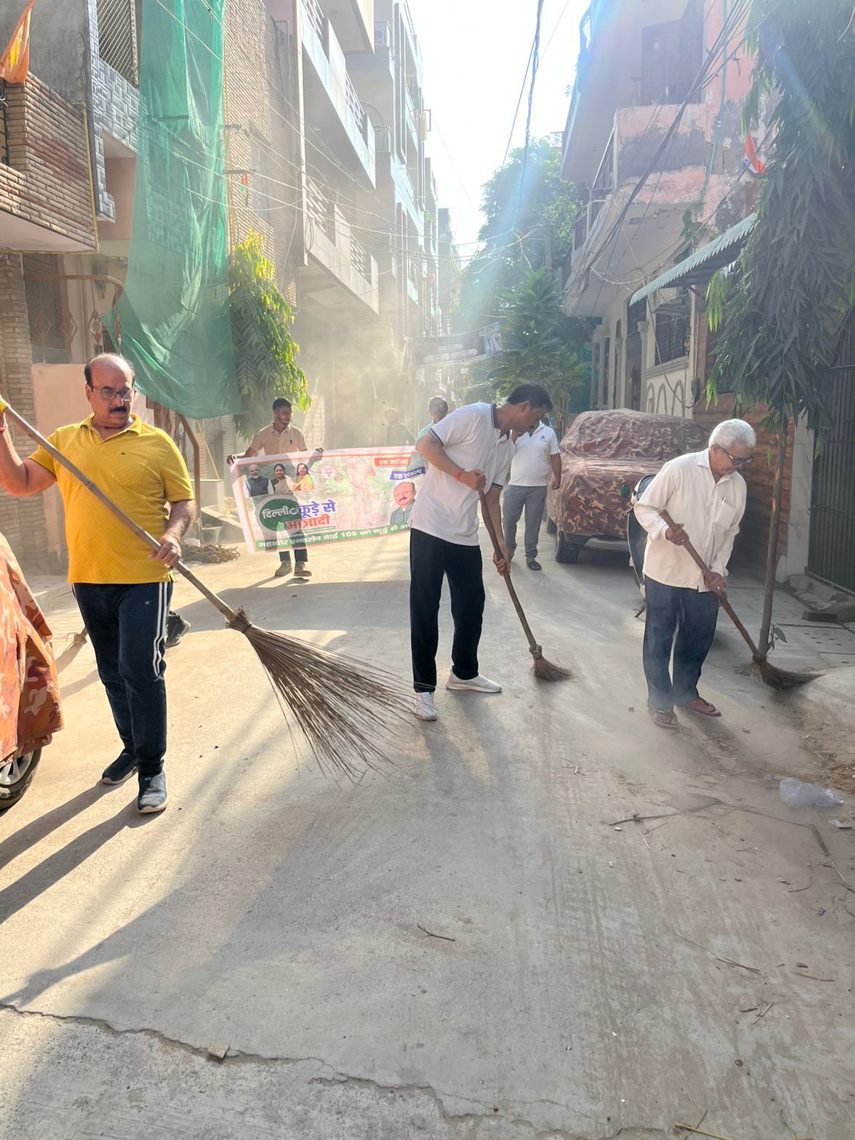 दिल्ली शिक्षा मंत्री आशीष सूद स्वच्छता अभियान में भाग लेते हुए। दिल्ली शिक्षा मंत्री आशीष सूद स्वच्छता अभियान में भाग लेते हुए।