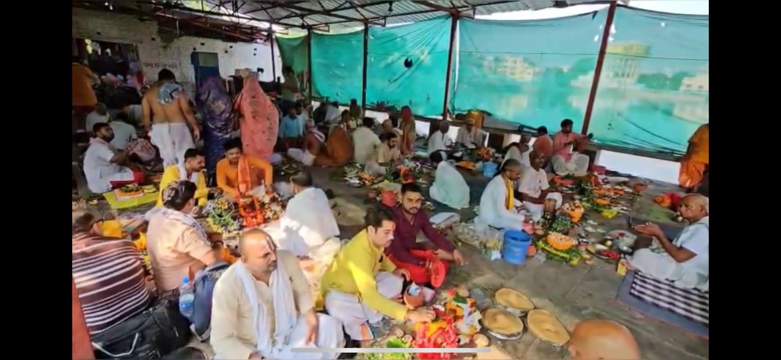 पितृ पक्ष में द्वितीया तिथि का श्राद्ध करते श्रद्धालु