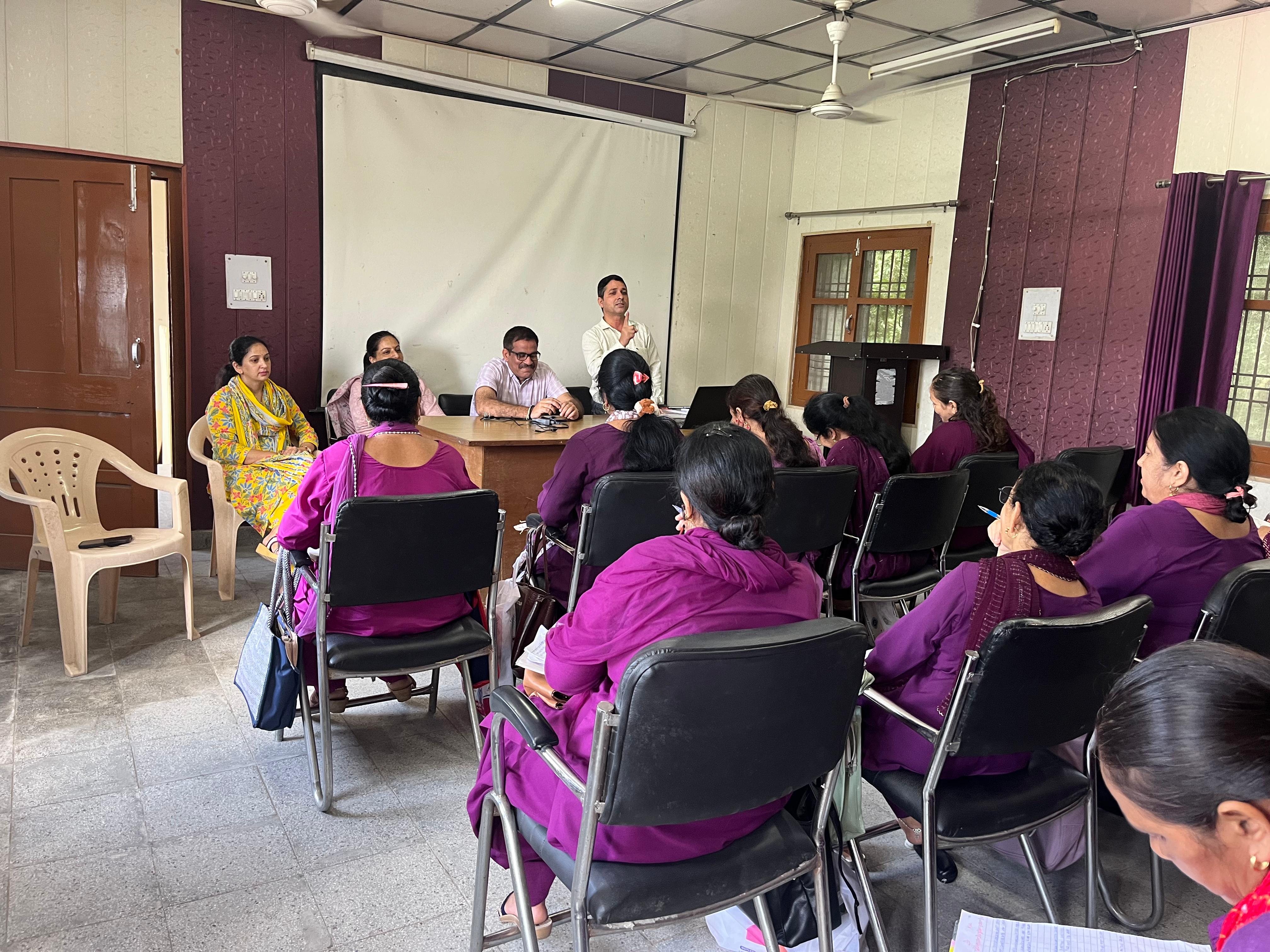 हमीरपुर की आंगनवाड़ी कार्यकर्ताओं के लिए एक कार्यशाला आयोजित की गई