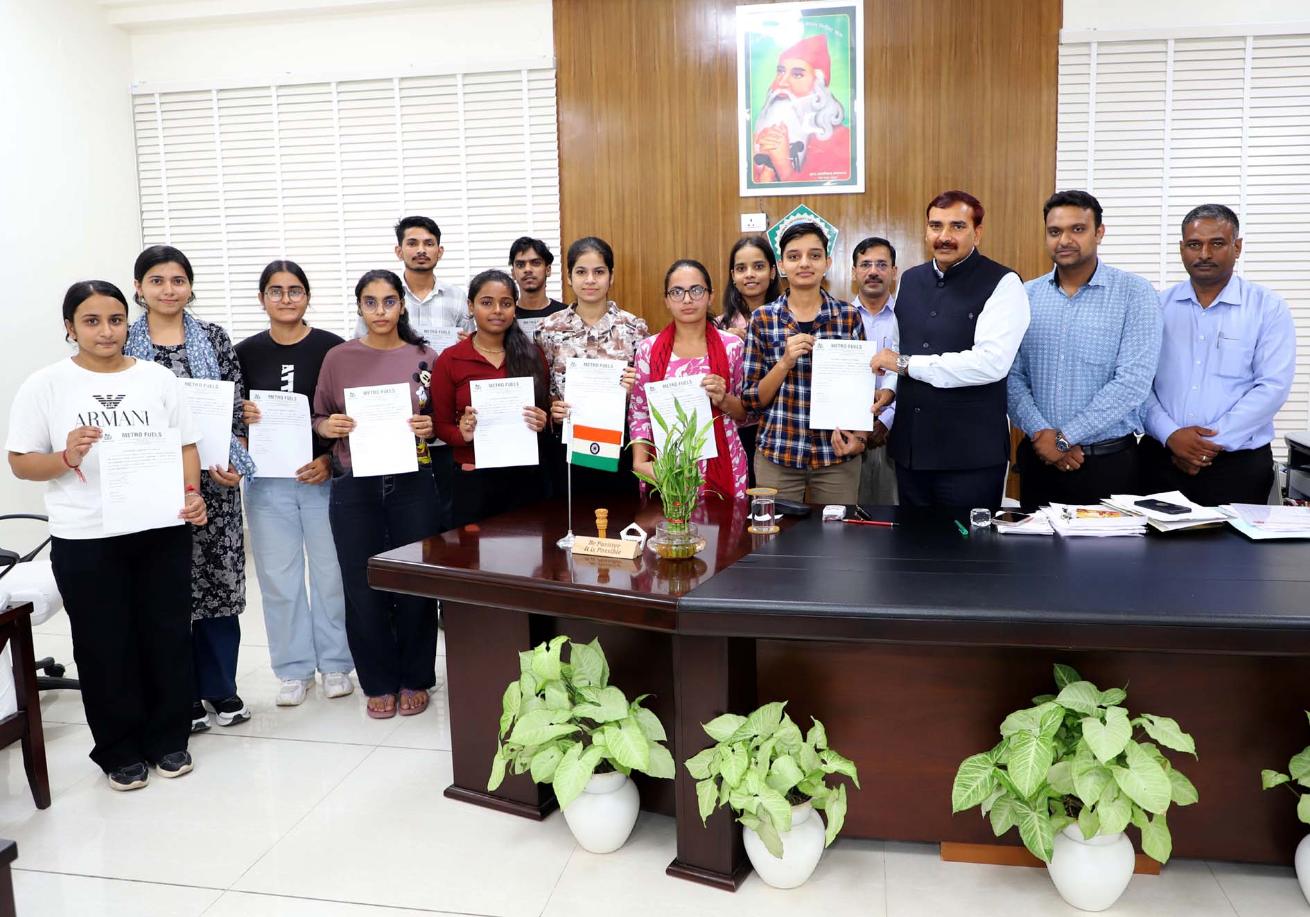 विद्यार्थियों को इंटर्नशिप कोर्स के प्रमाण पत्र प्रदान करते कुलपति प्रो. नरसी राम बिश्नोई।
