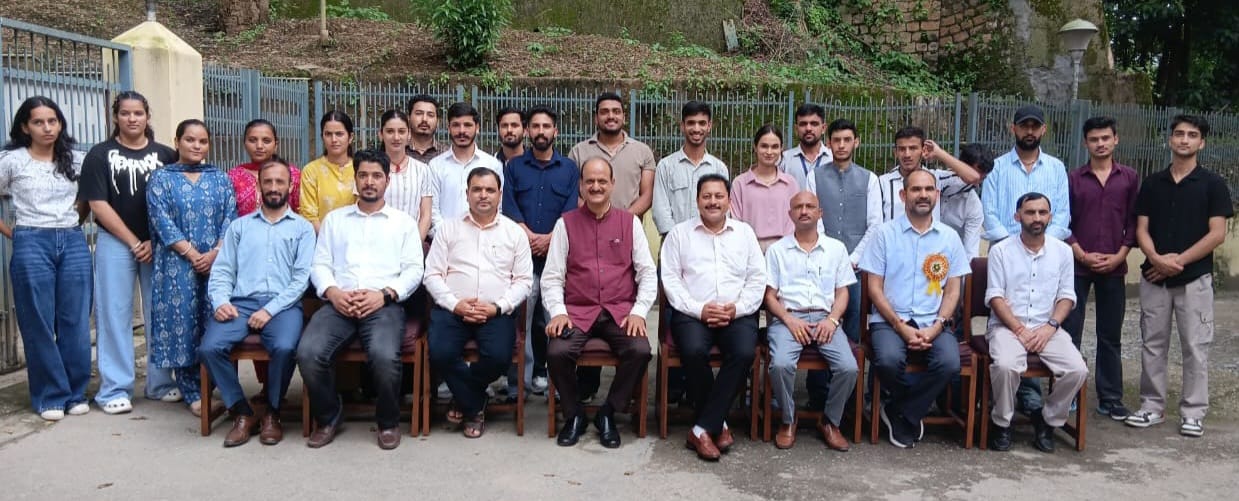 इतिहास सोसायटी के सदस्यों के साथ कुलपति। इतिहास सोसायटी के सदस्यों के साथ कुलपति।