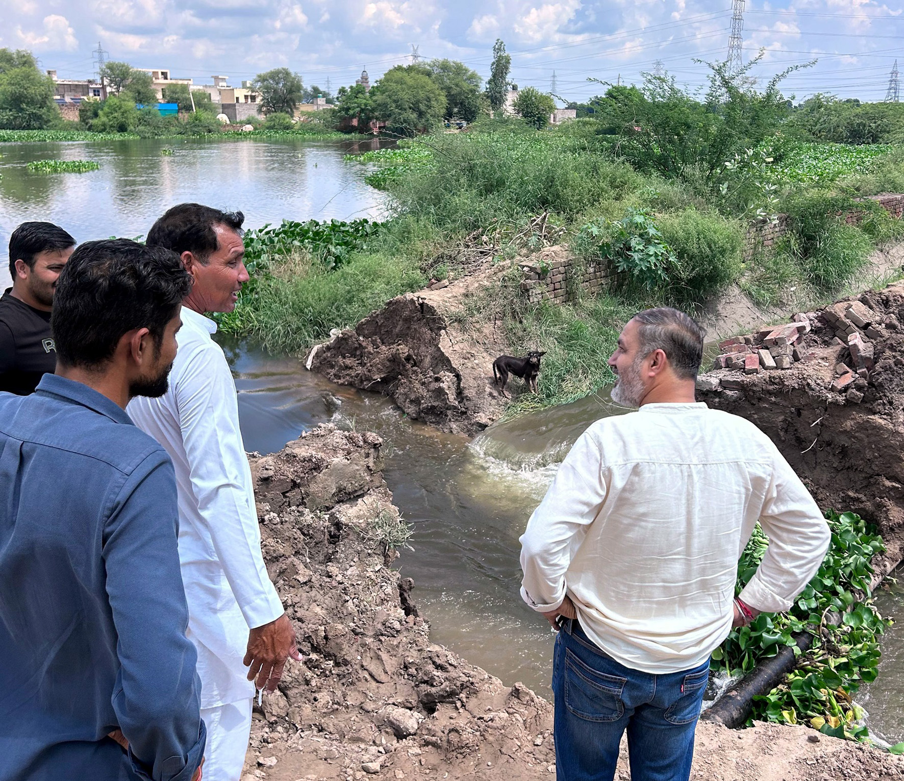 खरड़-अलीपुर गांव में ग्रामीणों से बाढ़ की स्थिति में बातचीत करते कृष्ण सातरोड़।