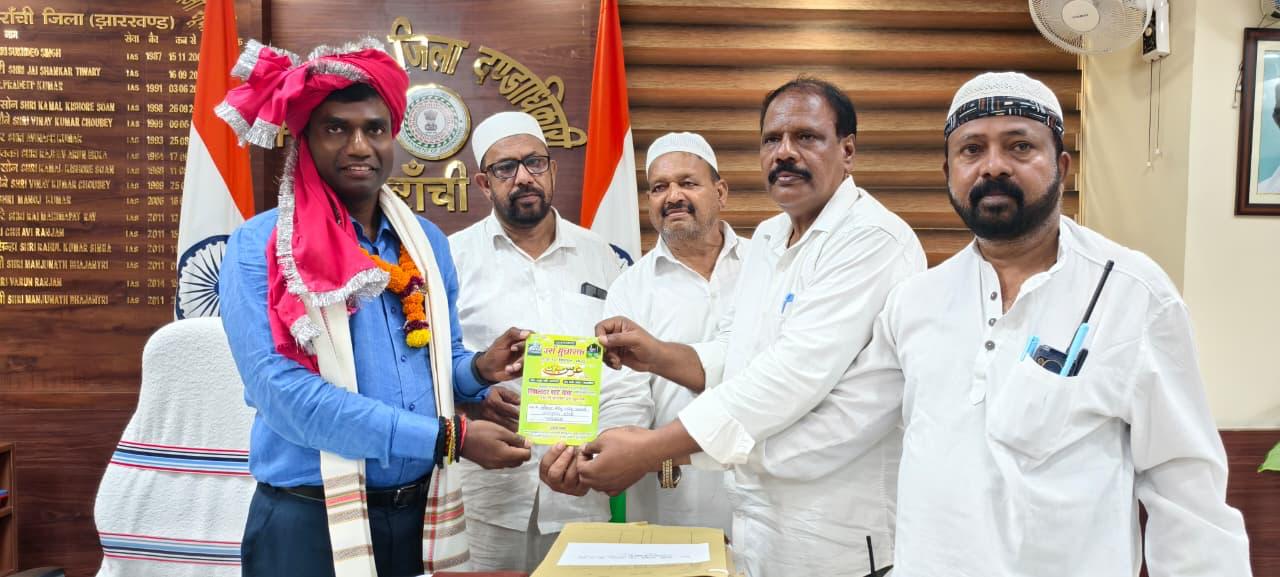 उपायुक्‍त को आमंत्रित करते कमटी के सदस्‍य