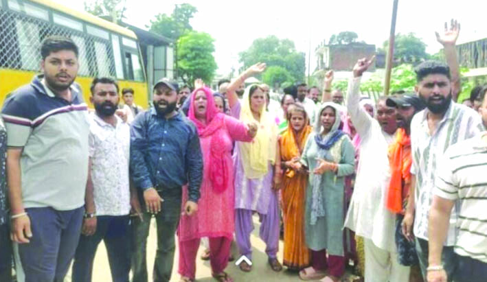 प्रदर्शन करते क्षेत्रवासी