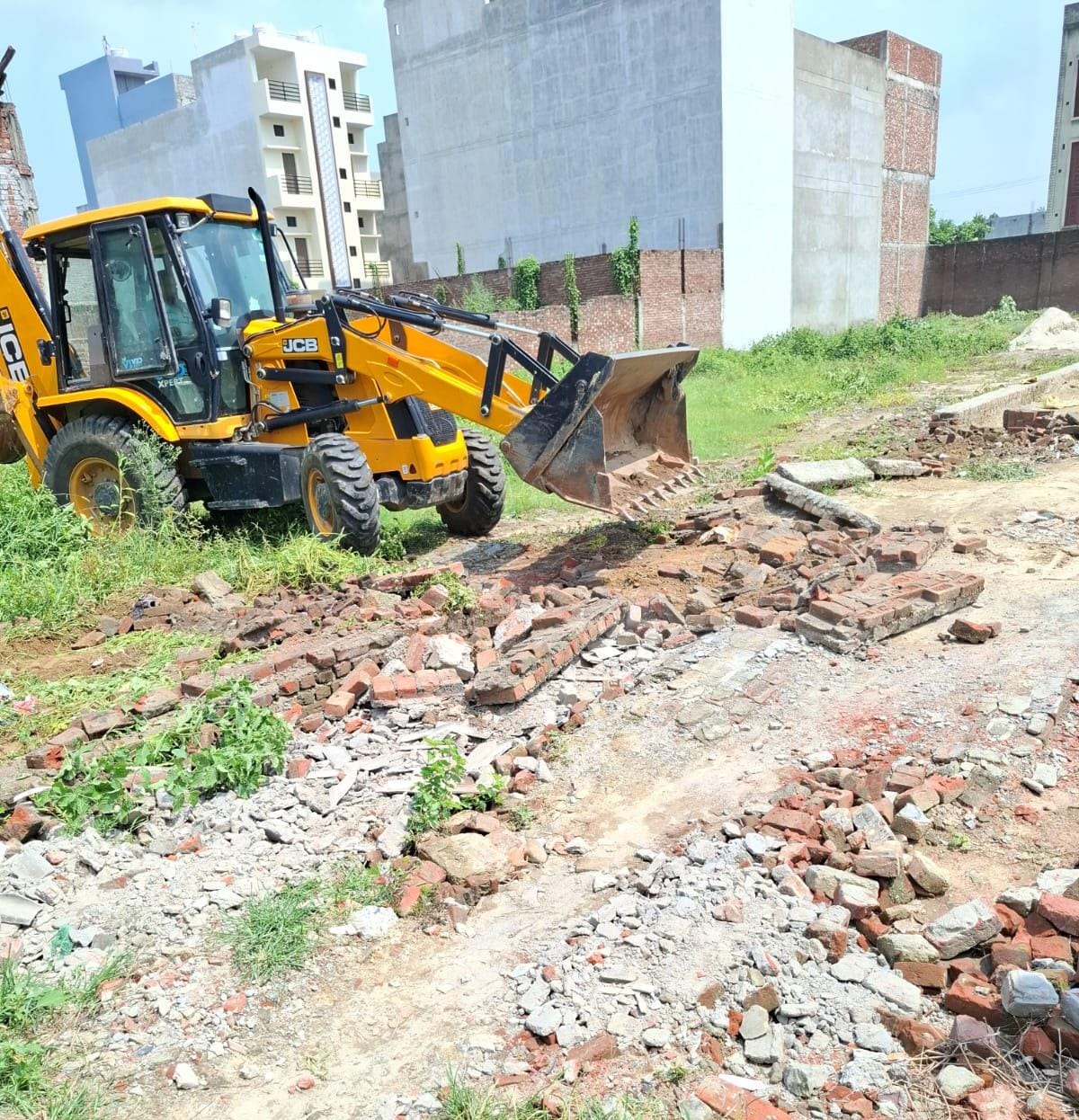 थाना मझोला क्षेत्र में 5 बीघा अवैध प्लाटिंग को जेसीबी चलाकर ध्वस्त कराती एमडीए कि प्रवर्तन टीम।