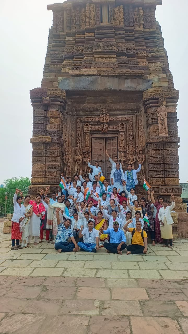 NHM कर्मचारियों का जलसत्याग्रह प्रदर्शन