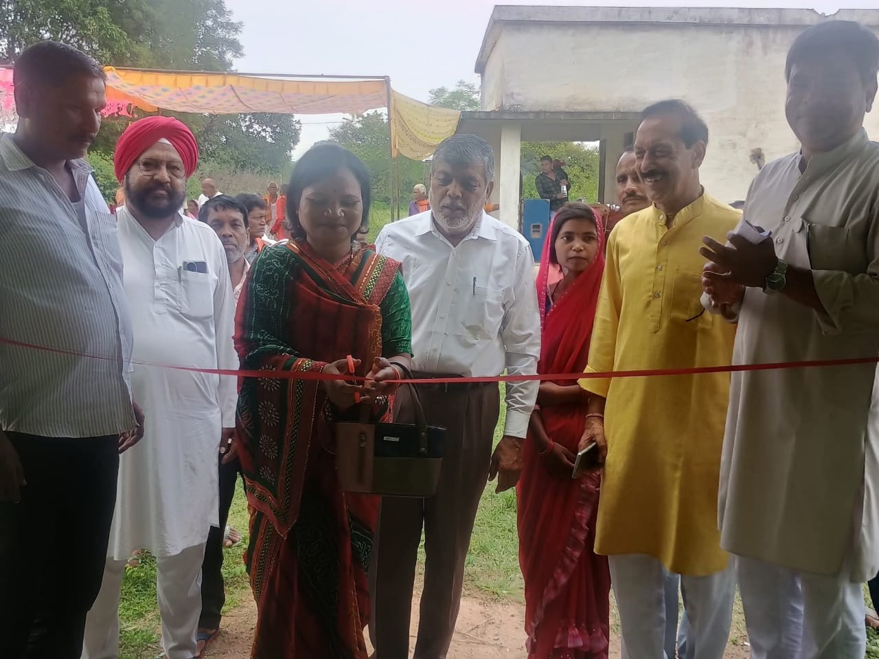 फीता काट कर बाउंड्री वॉल