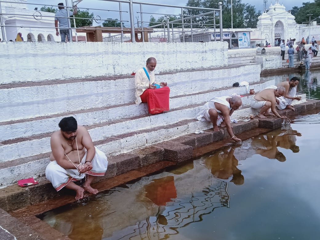 नर्मदा उद्गम स्थल कुंड में पिंडदान कराते पंडित धनेश द्विवेदी