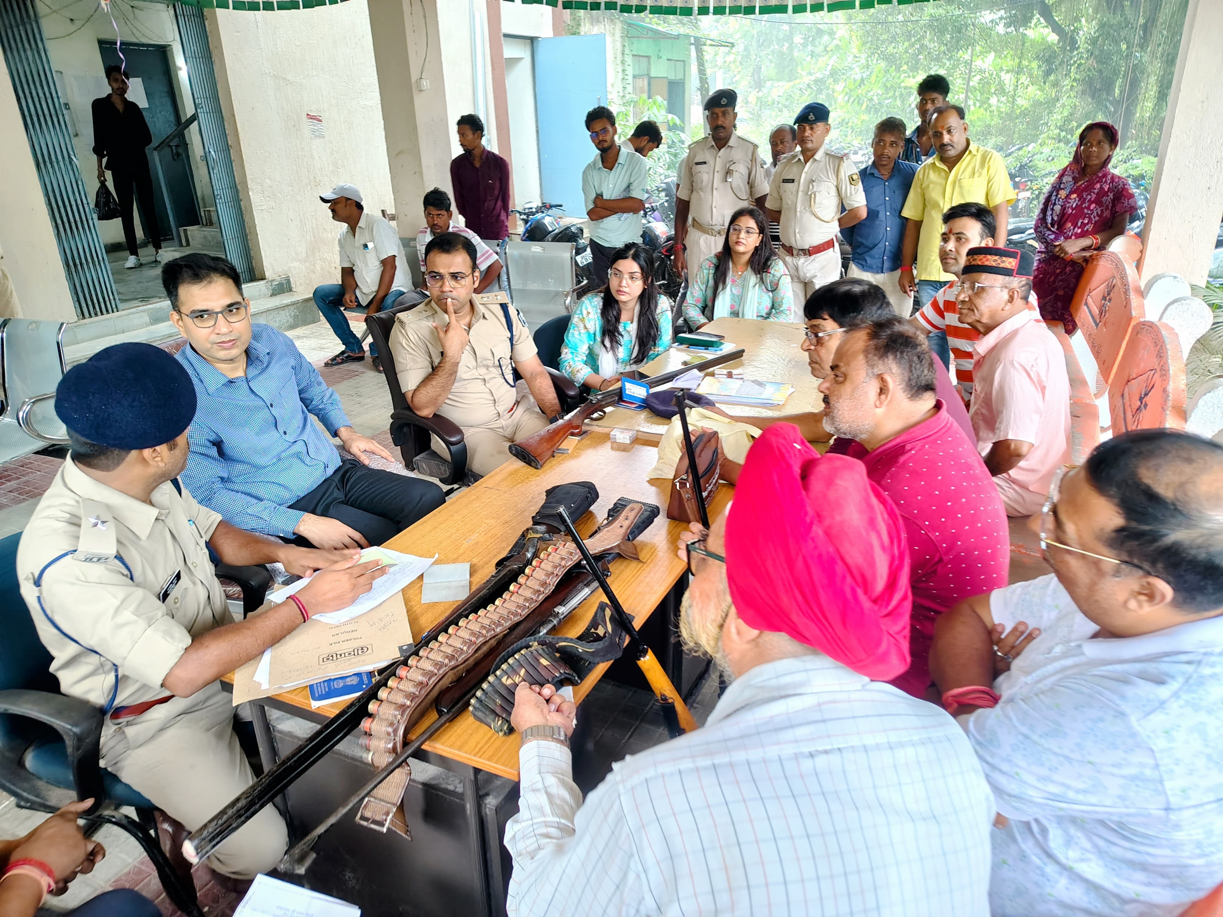आर्म्स सत्यापन का निरीक्षण करते डीएम व एसपी आर्म्स सत्यापन का निरीक्षण करते डीएम व एसपी