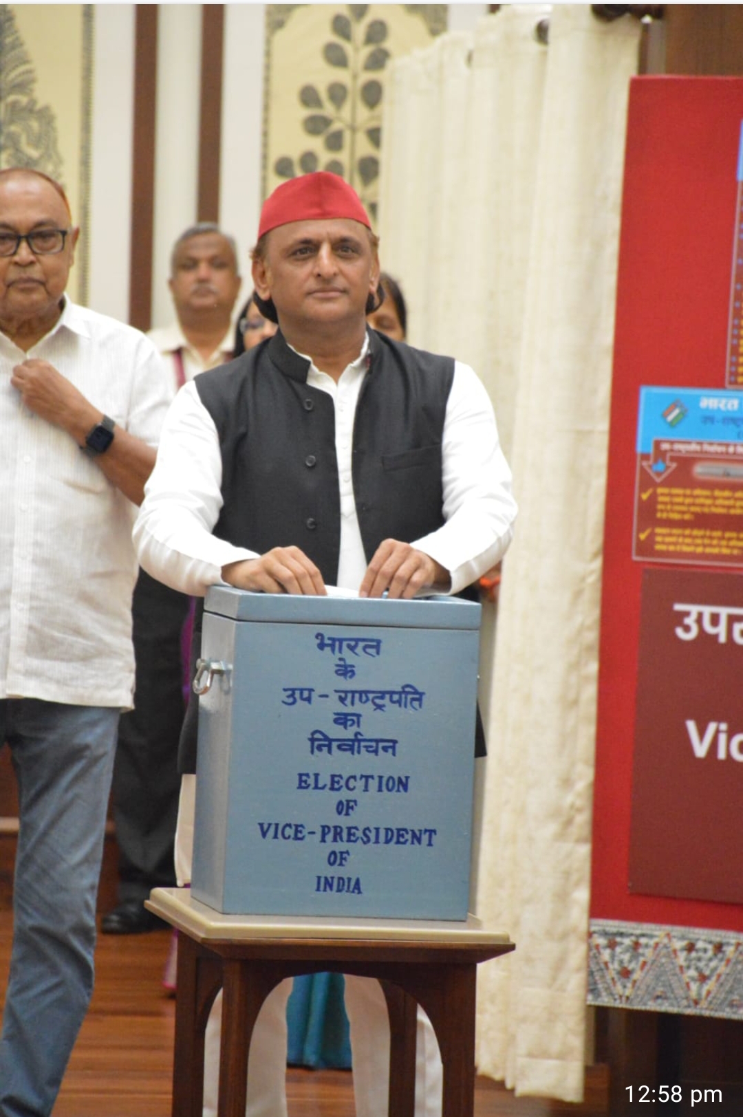 मतदान करते हुए सपा के अखिलेख यादव मतदान करते हुए सपा के अखिलेख यादव