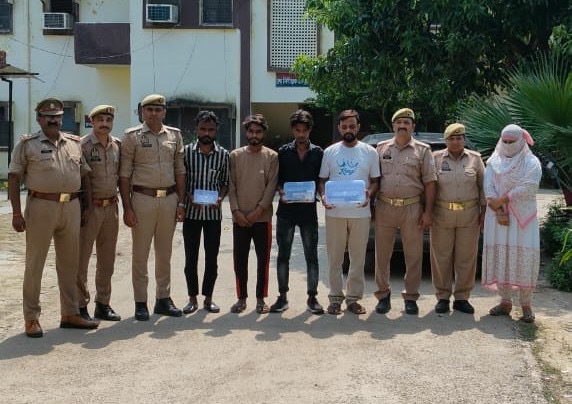 गिरफ्तार आरोपियों के साथ बरामद कार व बाइक दिखाती बिथरी चैनपुर पुलिस। गिरफ्तार आरोपियों के साथ बरामद कार व बाइक दिखाती बिथरी चैनपुर पुलिस।