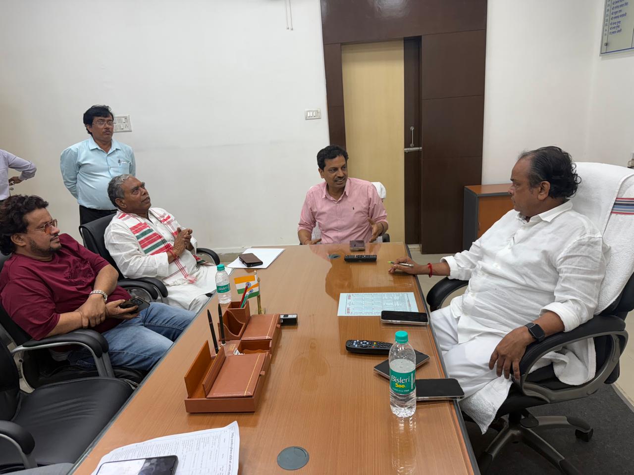 बैठक करते इरफान अंसारी