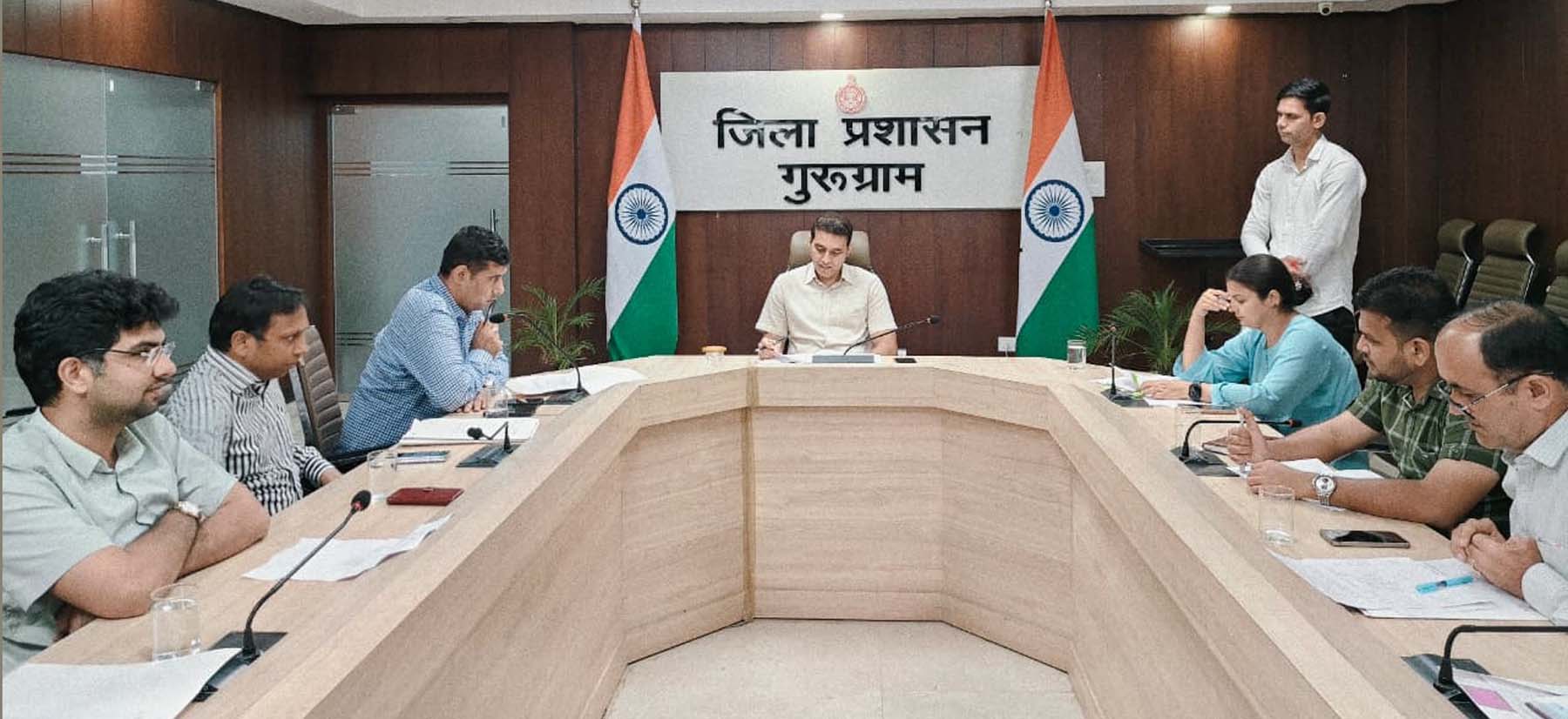 गुरुग्राम में ग्राम पंचायती भूमि पर कब्जे हटाने के संबंध में बैठक लेते डीसी अजय कुमार।