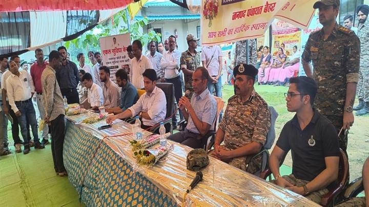 नक्सल प्रभावित ग्राम मंडवा में लगा जनसमस्या निवारण शिविर नक्सल प्रभावित ग्राम मंडवा में लगा जनसमस्या निवारण शिविर