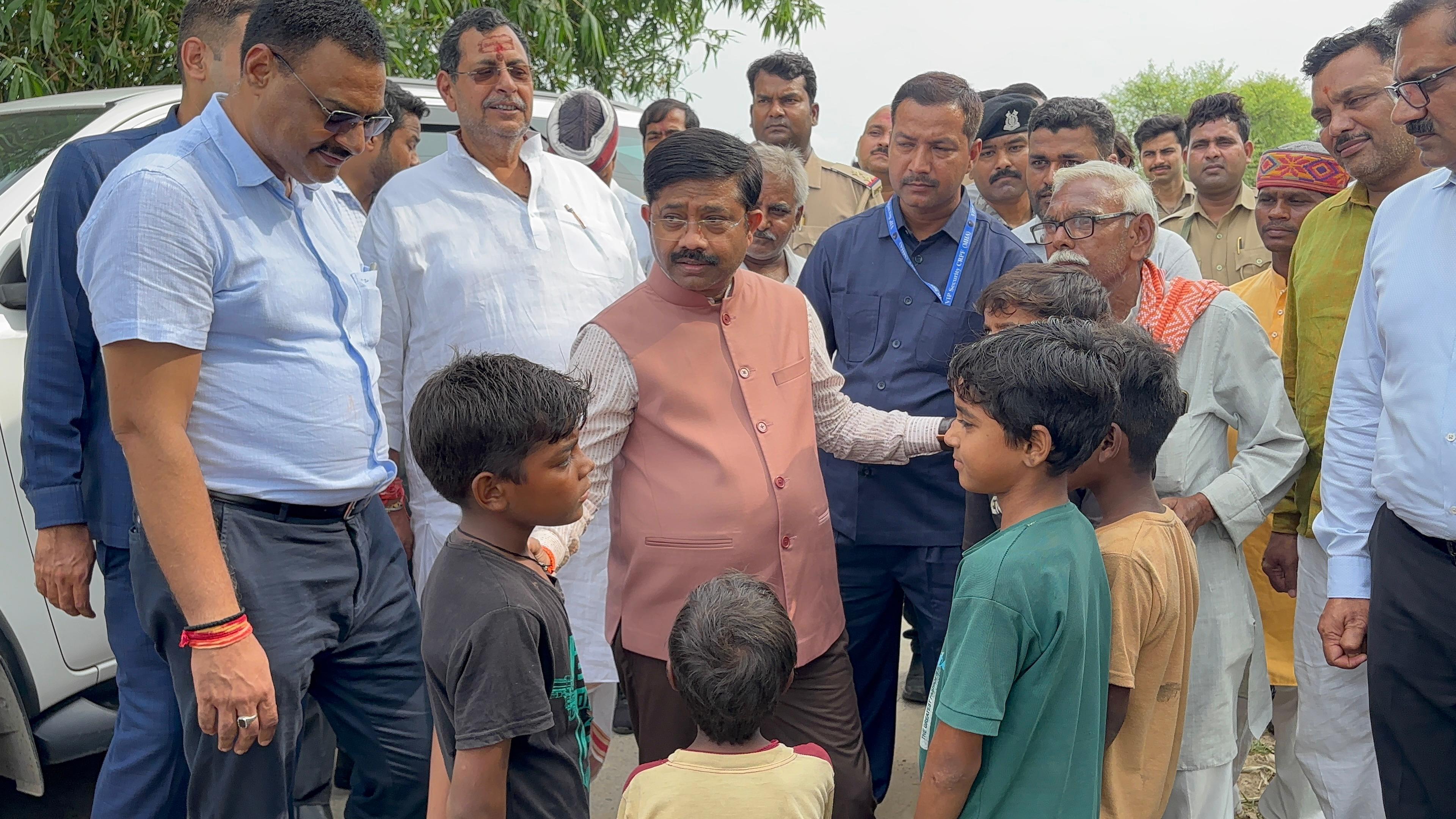 बच्चों से पढ़ाई और नामांकन की जानकारी लेते मंत्री नन्द गोपाल गुप्ता ‘नन्दी’ बच्चों से पढ़ाई और नामांकन की जानकारी लेते मंत्री नन्द गोपाल गुप्ता ‘नन्दी’