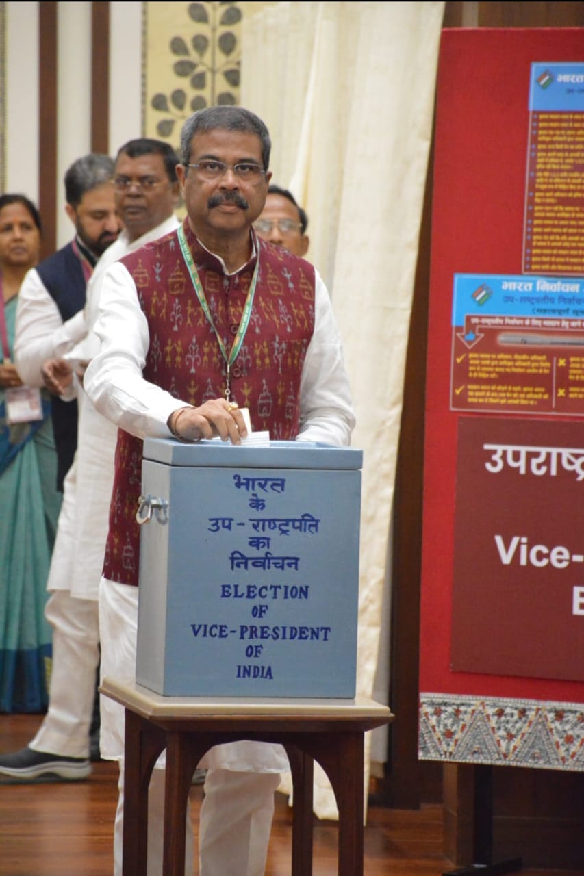 उपराष्ट्रपति चुनाव के लिए वोट डालते केन्द्रीय मंत्री धर्मेन्द्र प्रधान