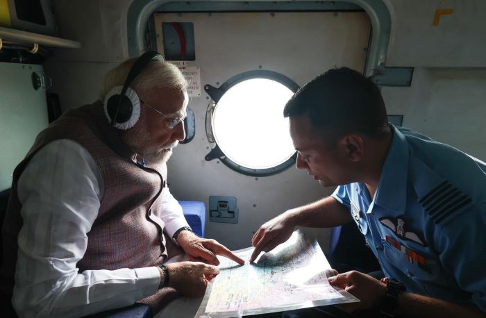 प्रधानमंत्री नरेंद्र मोदी हिमाचल के आपदा प्रभावित इलकों का हवाई सर्वेक्षण करते हएु। प्रधानमंत्री नरेंद्र मोदी हिमाचल के आपदा प्रभावित इलकों का हवाई सर्वेक्षण करते हएु।