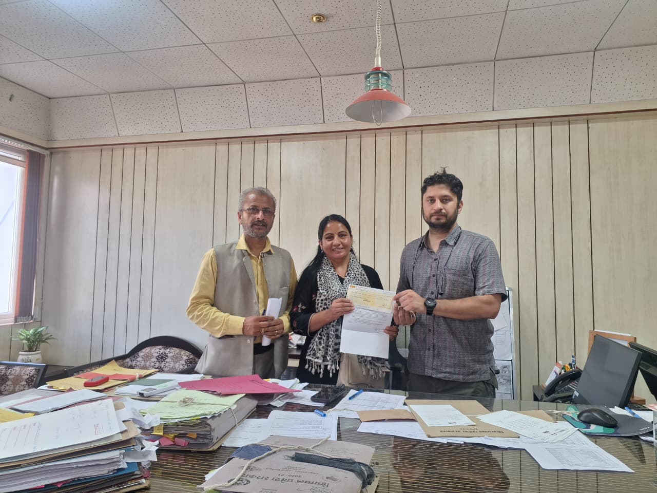उपायुक्त को आपदा राहत राशि प्रदान करते हुए। उपायुक्त को आपदा राहत राशि प्रदान करते हुए।
