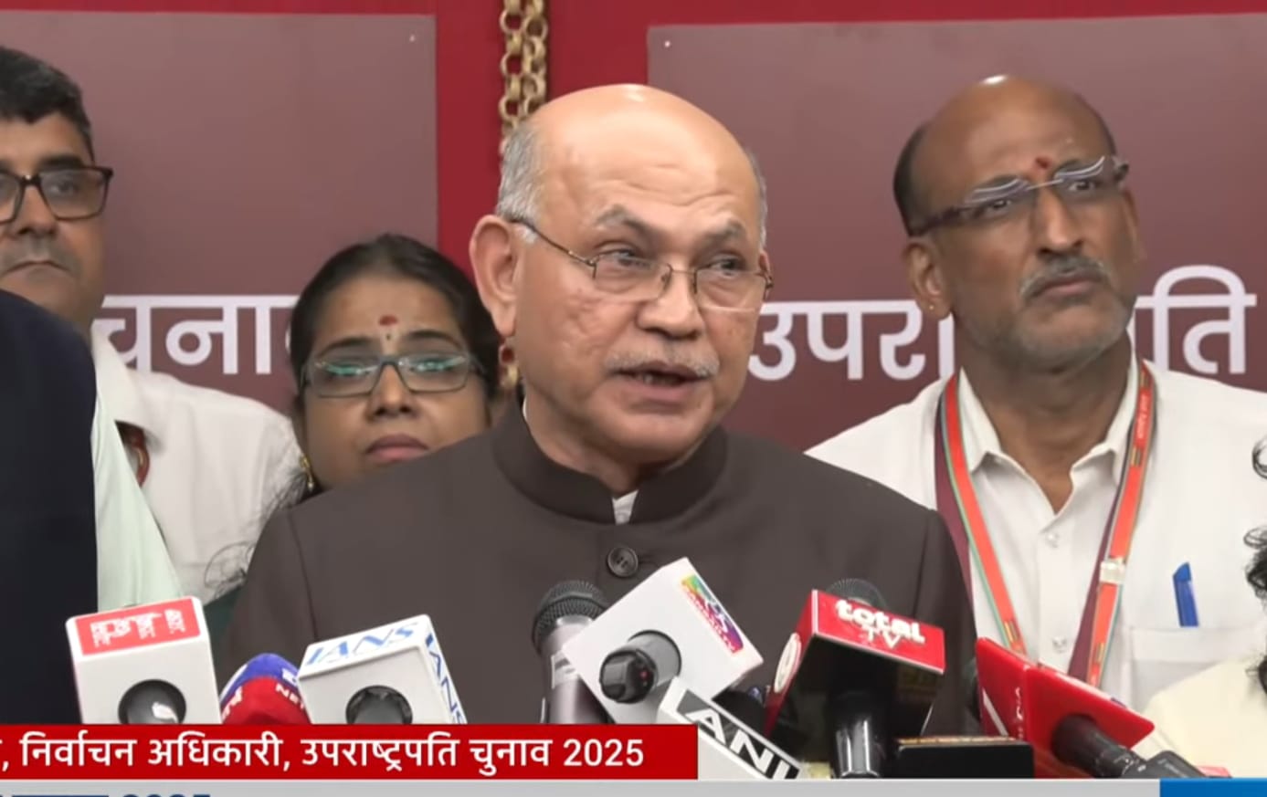 राज्यसभा सचिव पीसी मोदी प्रेसवार्ता करते हुए राज्यसभा सचिव पीसी मोदी प्रेसवार्ता करते हुए