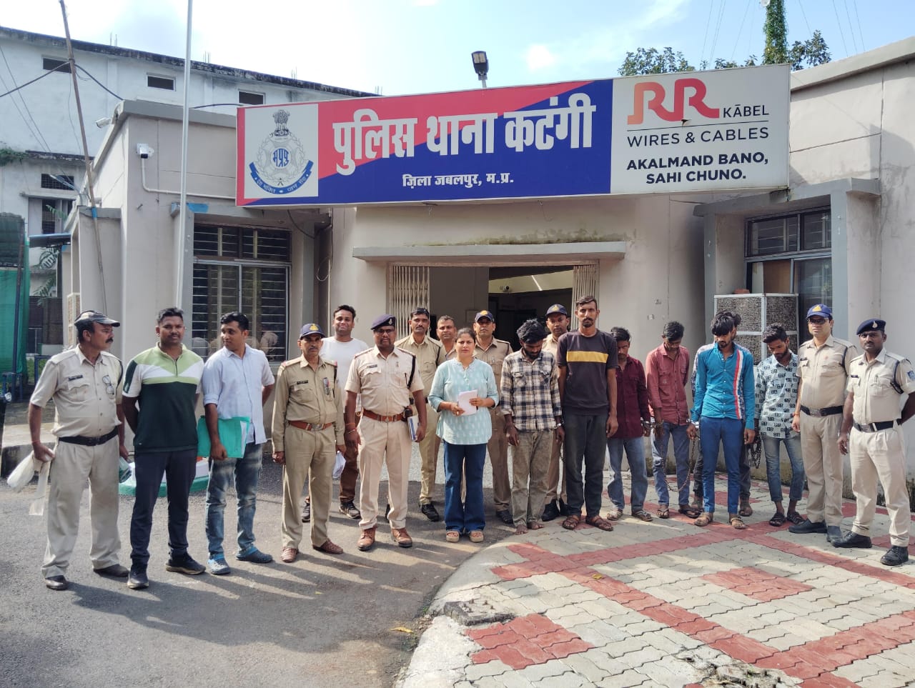 हिंदूस्तान पेट्रोलियम गैस के गोदाम से 160 एलपीजी सिलेंडर चोरी करने वाले गिरोह के सदस्य गिरफ्तार हिंदूस्तान पेट्रोलियम गैस के गोदाम से 160 एलपीजी सिलेंडर चोरी करने वाले गिरोह के सदस्य गिरफ्तार