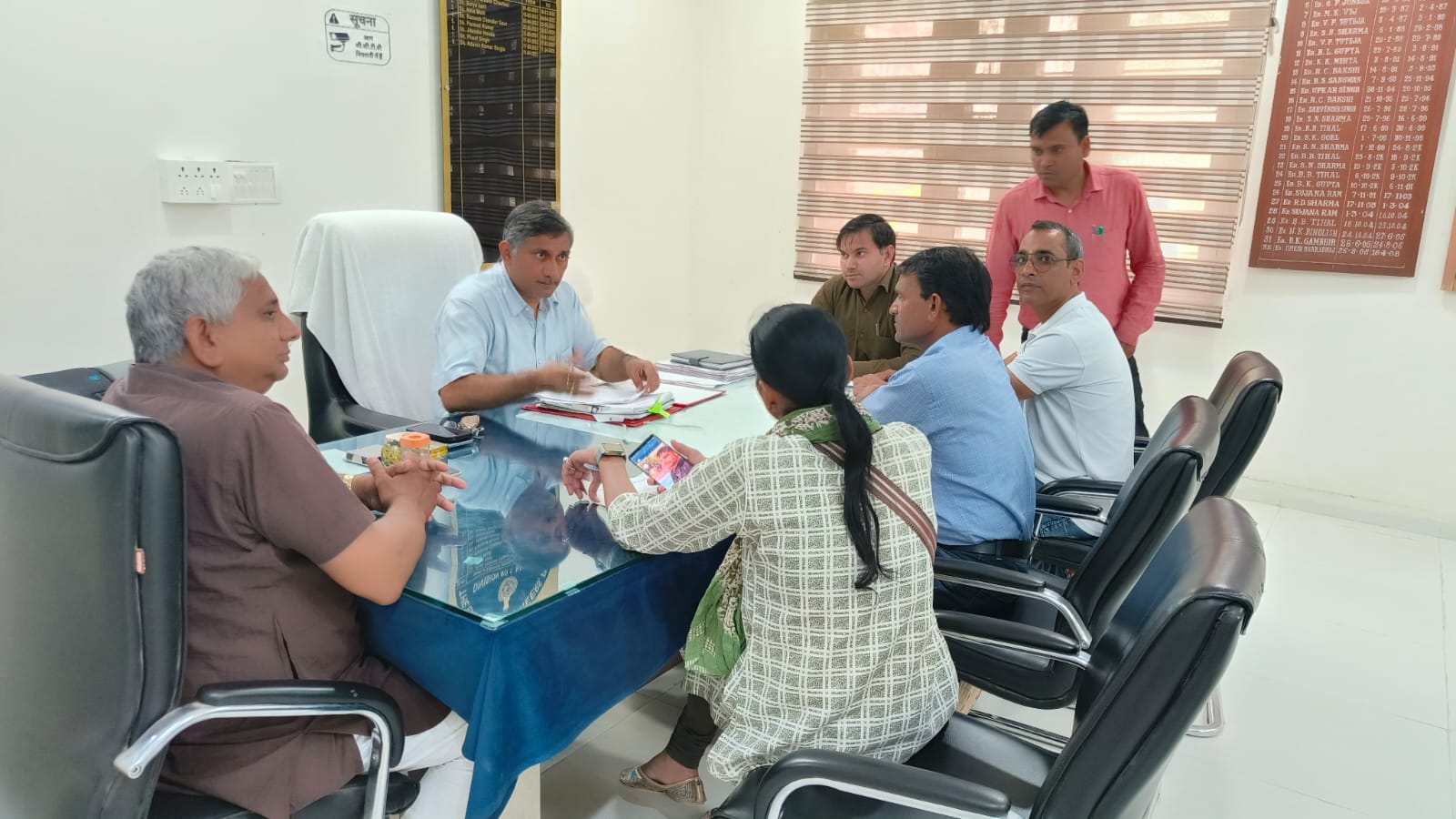 बैठक में अमृत योजना के बारे में बताते हुए कार्यकारी अभियंता। बैठक में अमृत योजना के बारे में बताते हुए कार्यकारी अभियंता।