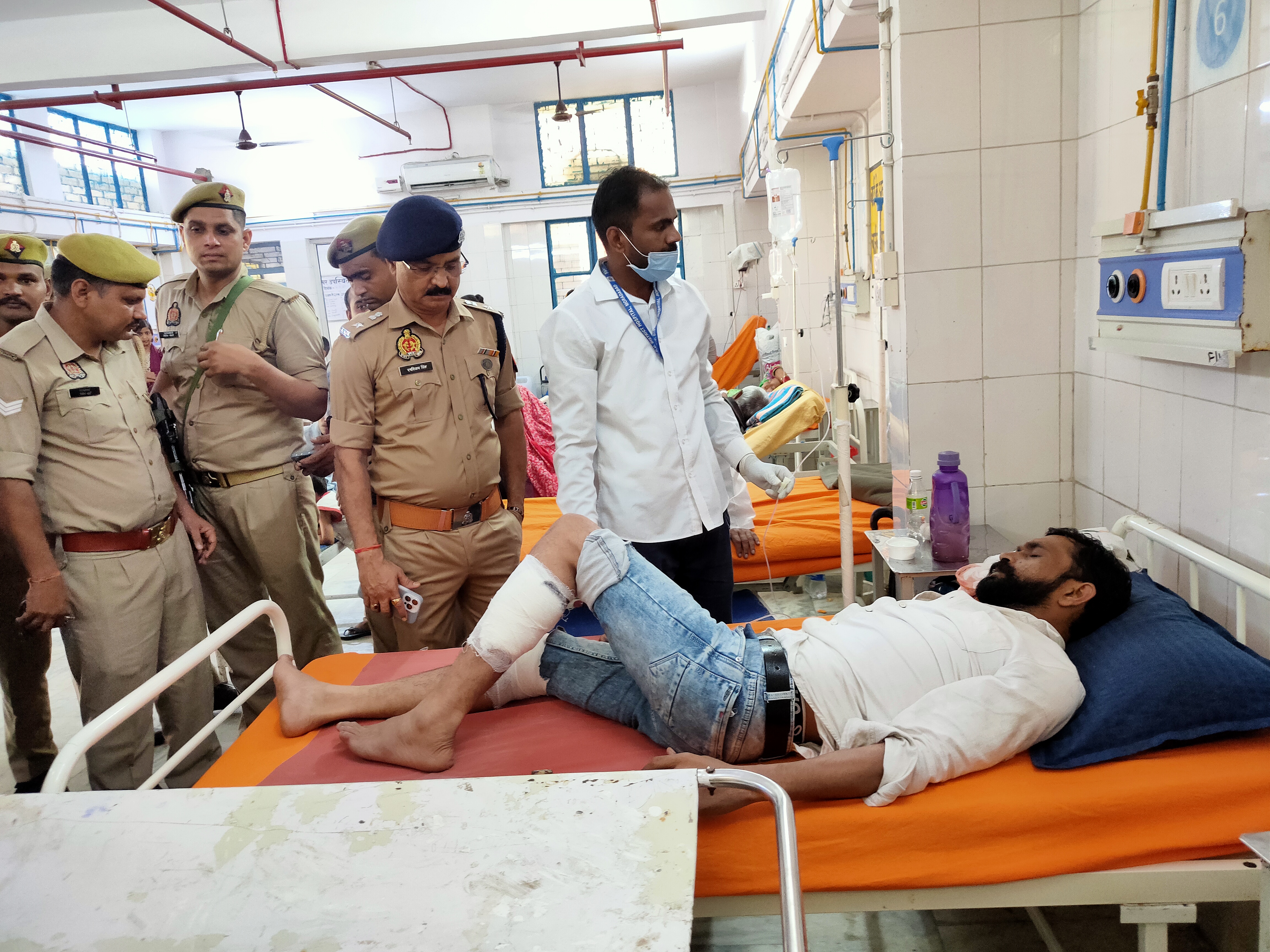 मुठभेड़ में हिस्ट्रीशीटर कमल चौहान हत्याकांड के गिरफ्तार आरोपित शनि दिवाकर से जिला अस्पताल में पूछताछ करतेहैं एसपी सिटी ।