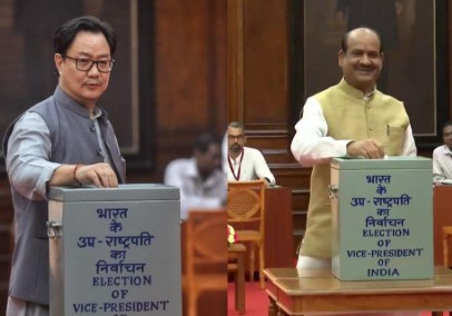उपराष्ट्रपति चुनाव में वोट करते नेता उपराष्ट्रपति चुनाव में वोट करते नेता