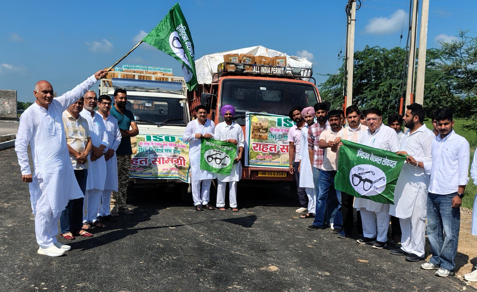खाद्य सामग्री से भरे ट्रकों को रवाना करते इनेलो जिला प्रधान जसबीर सिंह जस्सा।