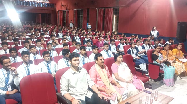 सामने बैठे अशोक पाठक व प्रधानाचार्या सामने बैठे अशोक पाठक व प्रधानाचार्या