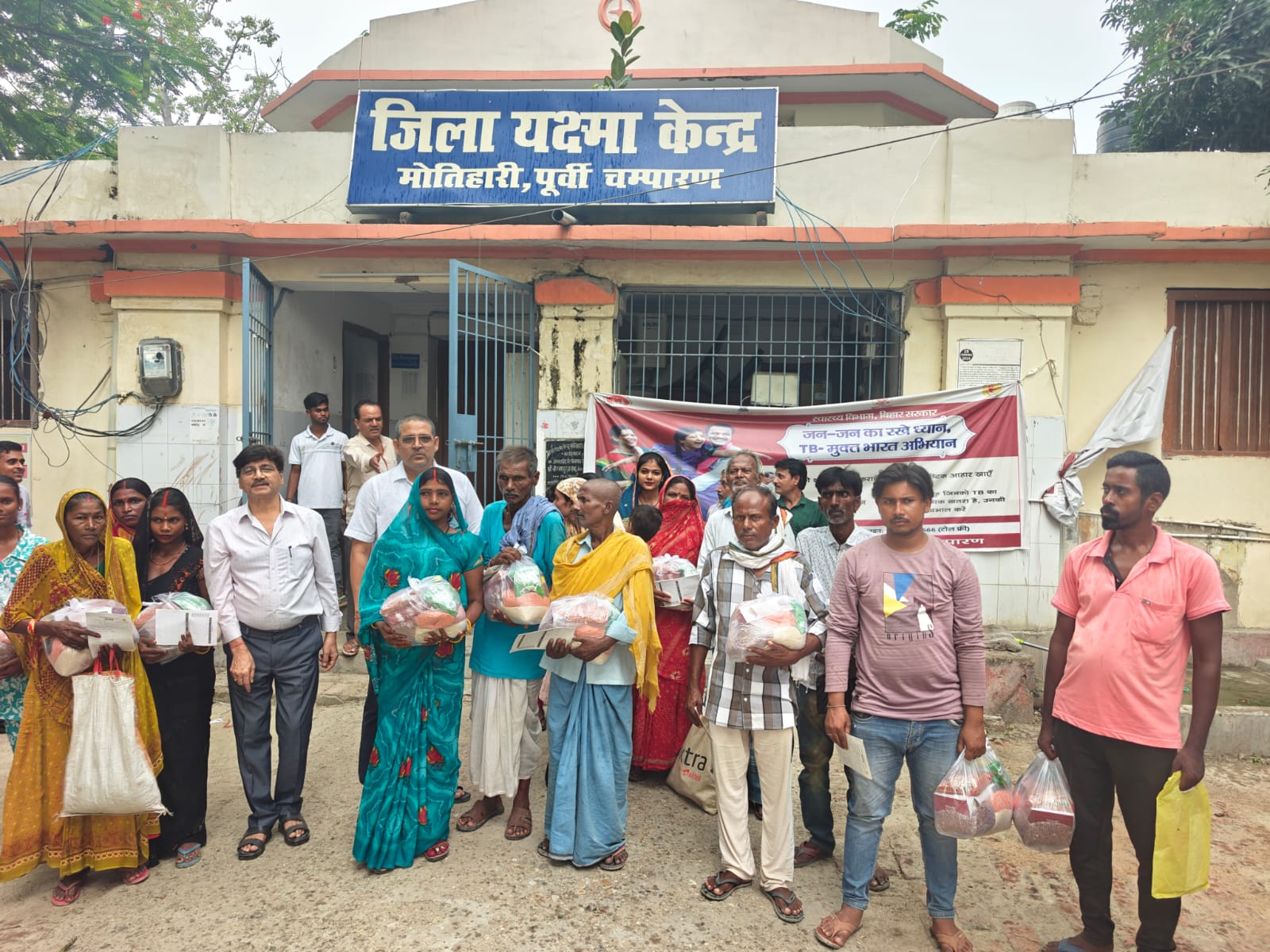 टीबी मरीजो को पौष्टिक पोषाहार देते स्वास्थ्य अधिकारी