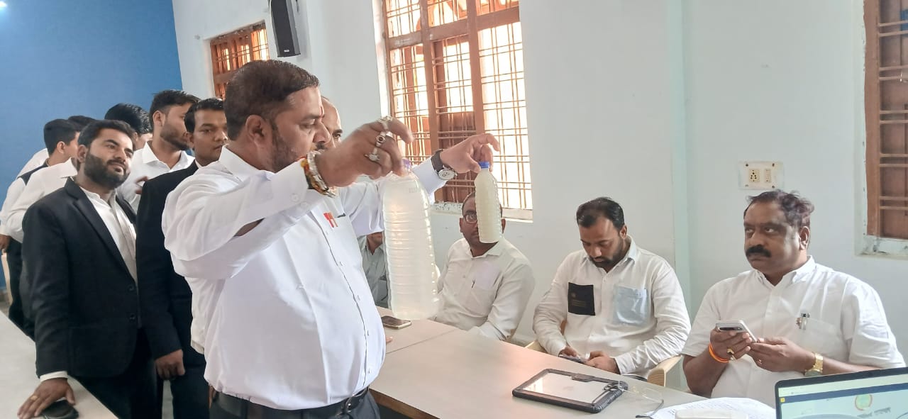 जनसुनवाई में अभिभाषक जनसुनवाई में अभिभाषक