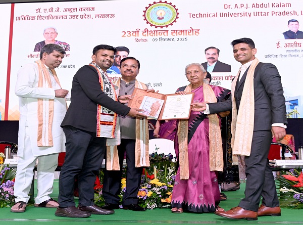 विधार्थी को उपाधि देती राज्यपाल आनंदी बेन विधार्थी को उपाधि देती राज्यपाल आनंदी बेन