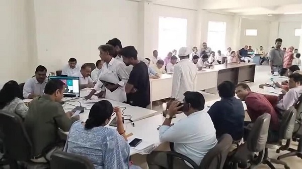 खरगोन : कलेक्ट्रेट पहुंची पंचायतों में गड़बड़ी की शिकायतें, जनसुनवाई में उठी जांच की मांग खरगोन : कलेक्ट्रेट पहुंची पंचायतों में गड़बड़ी की शिकायतें, जनसुनवाई में उठी जांच की मांग