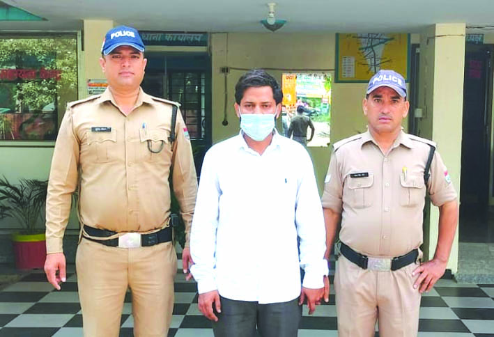पुलिस गिरफ्त में आरोपित पुलिस गिरफ्त में आरोपित