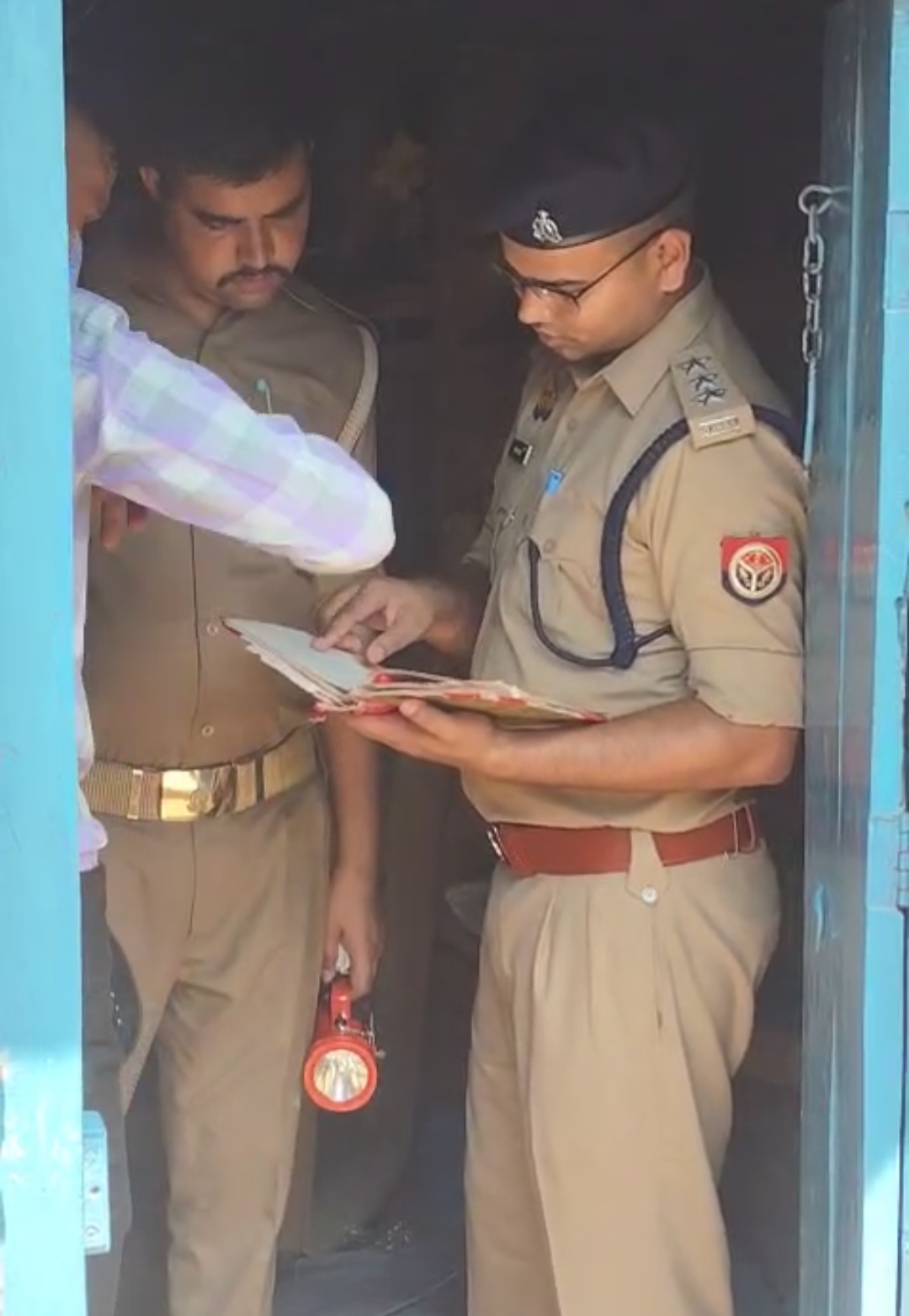 घटना की जांच  पड़ताल करते सीओ