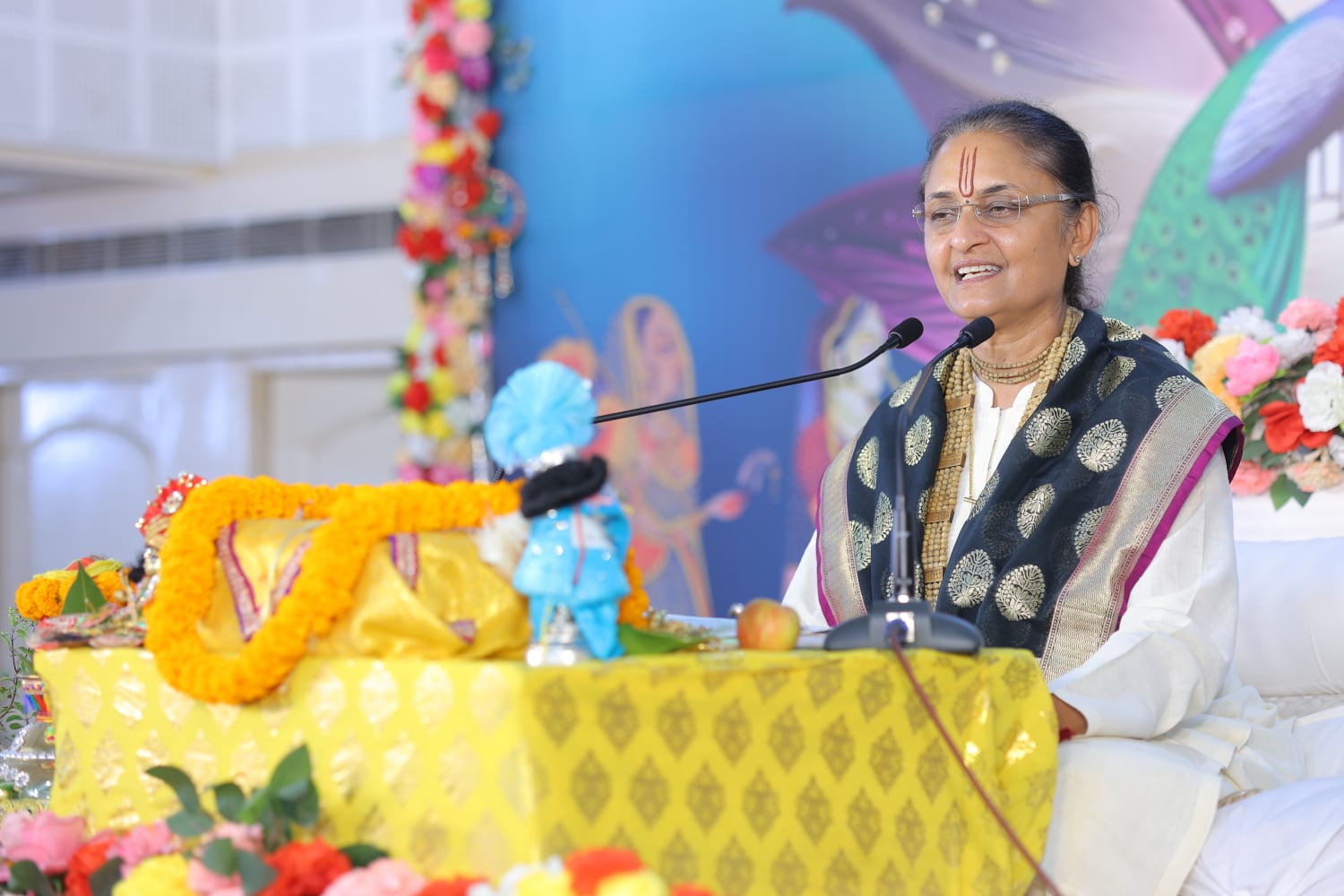 कथावाचन करती मां चैतन्य मीरा
