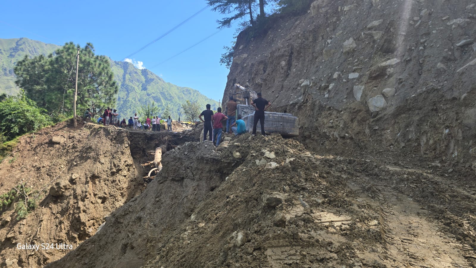 आपदा के बाद सड़क की बहाली में जुटी मशीनरी। आपदा के बाद सड़क की बहाली में जुटी मशीनरी।