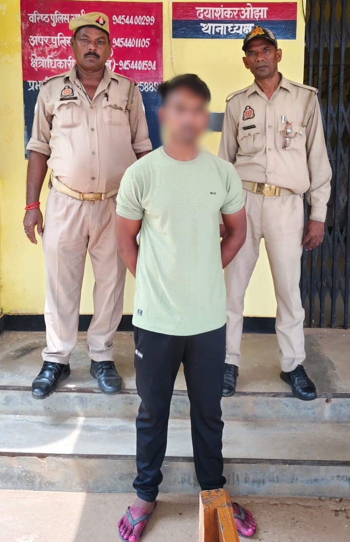 गिरफ्तार आरोपित के साथ राजगढ़ पुलिस।