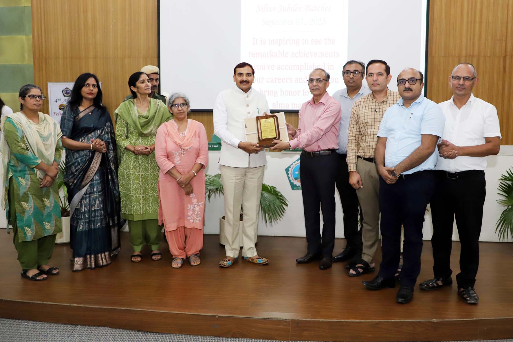 सम्मेलन में मुख्यातिथि कुलपति प्रो. नरसी राम बिश्नोई को सम्मानित करते आयोजक। सम्मेलन में मुख्यातिथि कुलपति प्रो. नरसी राम बिश्नोई को सम्मानित करते आयोजक।
