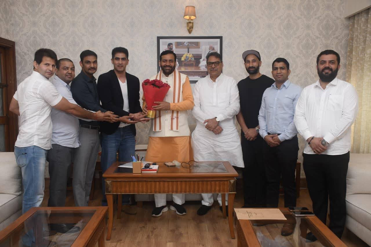 बाक्सर विजेंद्र व अन्य खिलाड़ी मुख्यमंत्री नायब सैनी से मुलाकात करते हुए बाक्सर विजेंद्र व अन्य खिलाड़ी मुख्यमंत्री नायब सैनी से मुलाकात करते हुए