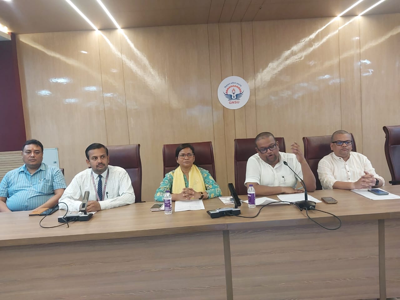 प्रेस वार्ता करते स्कूल के पदाधिकारी व प्रधानाध्यापक प्रेस वार्ता करते स्कूल के पदाधिकारी व प्रधानाध्यापक