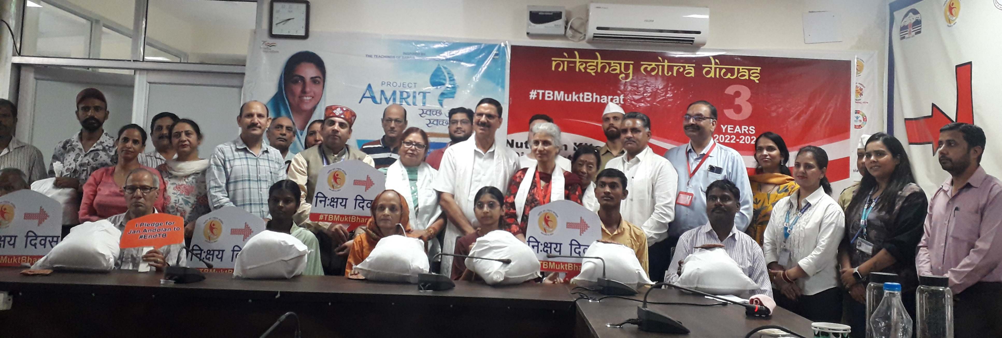 पोषण किट्स वितरण के दौरान।