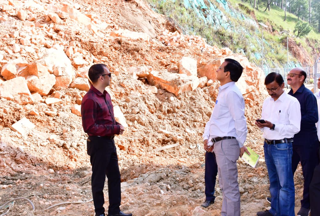 कुमाऊं के बागेश्वर जिले में आपदा को परखती टीम।