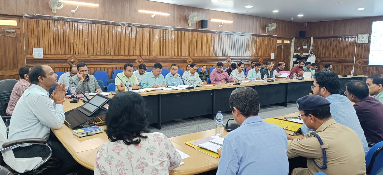जल संरक्षण की बैठक लेते जिलाधिकारी जल संरक्षण की बैठक लेते जिलाधिकारी