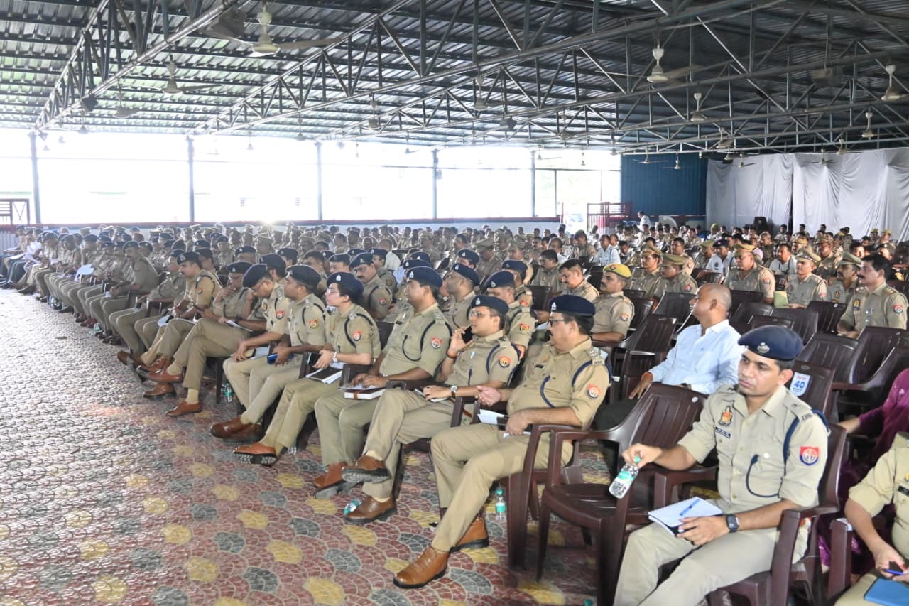 पुलिस कमिश्नर की ब्रीफिंग पुलिस कमिश्नर की ब्रीफिंग