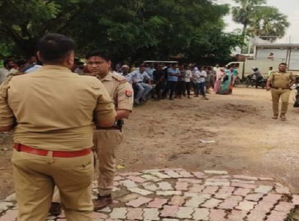 घटनास्थल पर पहुंची पुलिस टीम
