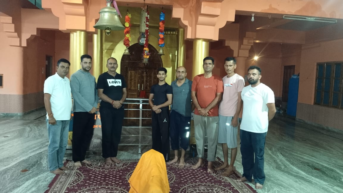 माता के मंदिर में मौजूद श्रद्धालु। माता के मंदिर में मौजूद श्रद्धालु।