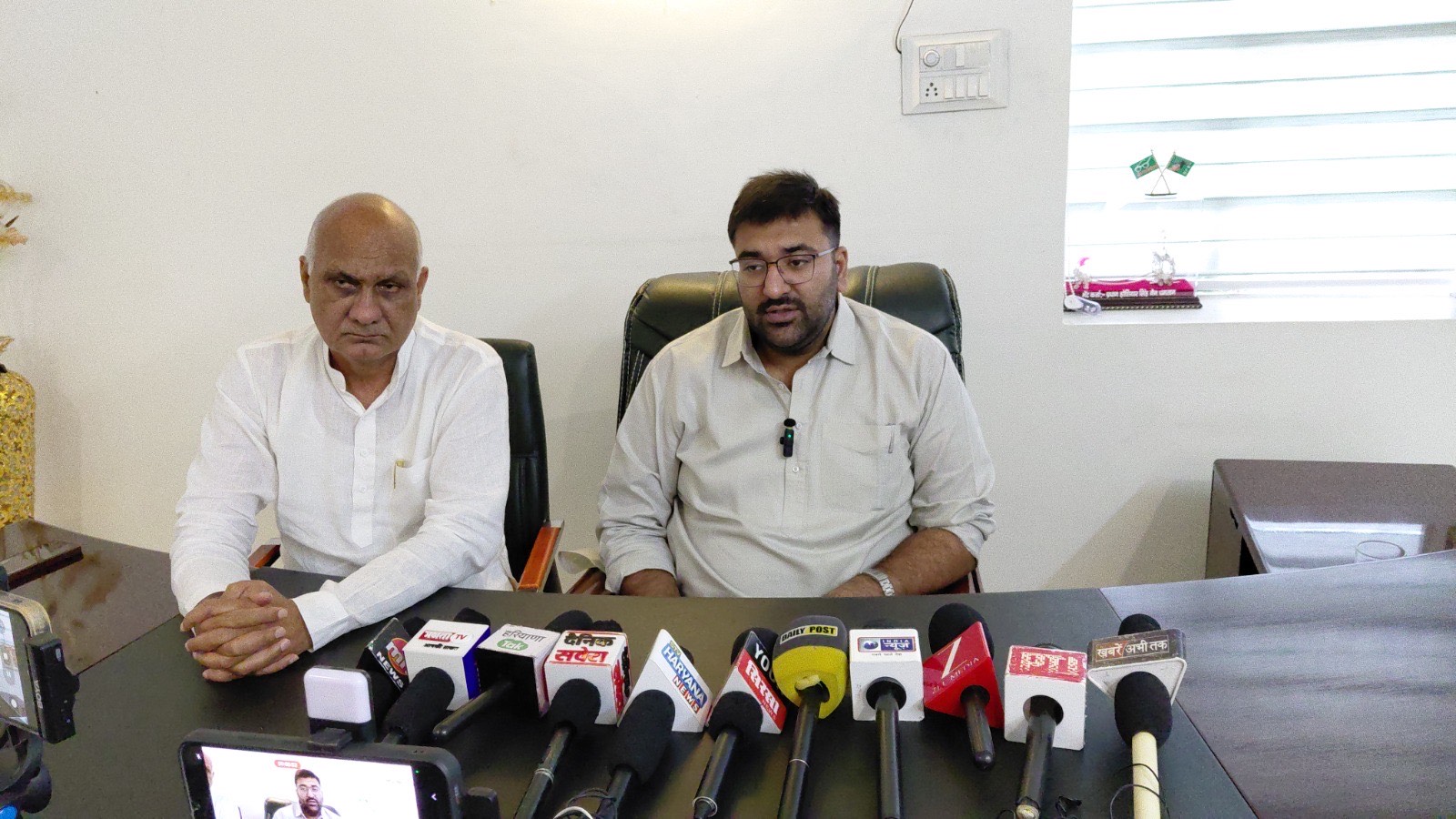 पत्रकारों से बातचीत करते विधायक अर्जुन चौटाला। पत्रकारों से बातचीत करते विधायक अर्जुन चौटाला।