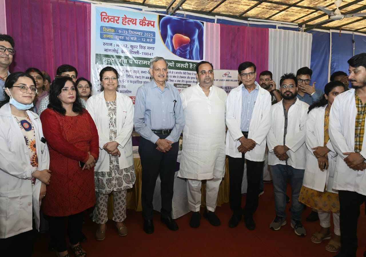 स्वास्थ्य जांच शिविर के उद्घाटन के दौरान दिल्ली के स्वास्थ मंत्री पंकज कुमार सिंह।